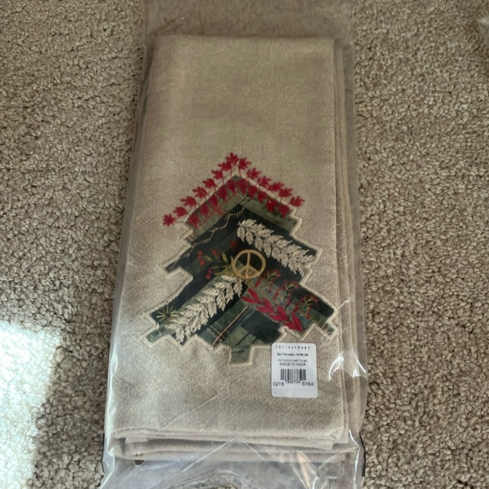 Pottery Barn Winter Dreams 100% Cotton Embroidered Guest Towels Set of 2